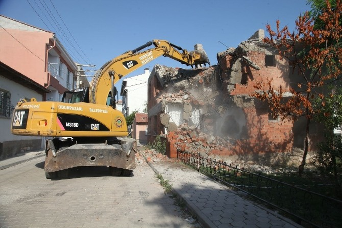 Odunpazarı\'nda Atıl Kalmış Binalar Yıkıldı