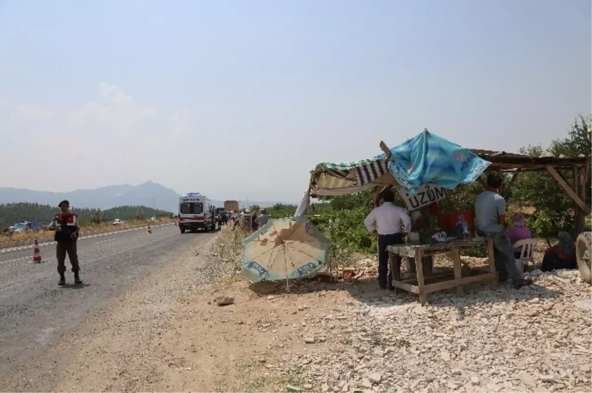 Otomobil Yol Kenarındaki Yaya Çarptı: 1 Ölü, 5 Yaralı