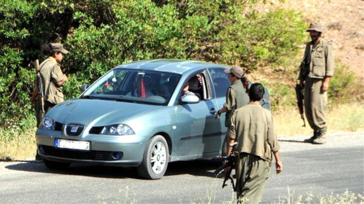 PKK\'lılar Yol Kesip Araç Yaktı, Aşiret Mensubu 2 Kişiyi Kaçırdı