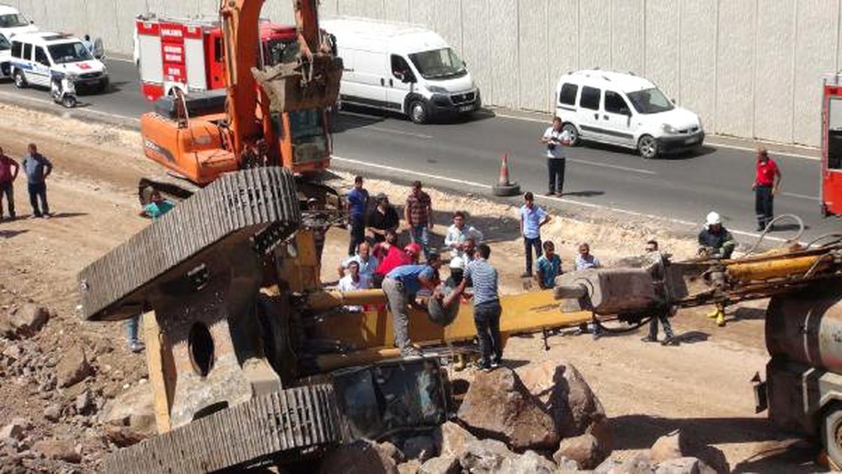 Şanlıurfa\'da İş Makinesi Devrildi, Operatör Yaralandı