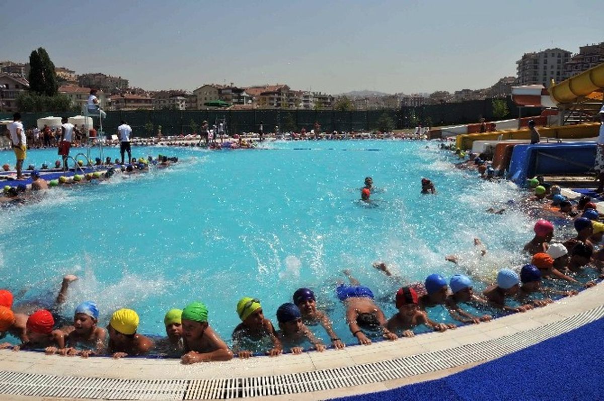 Sıcaktan Bunalan Keçiörenliler Havuzlara Koştu