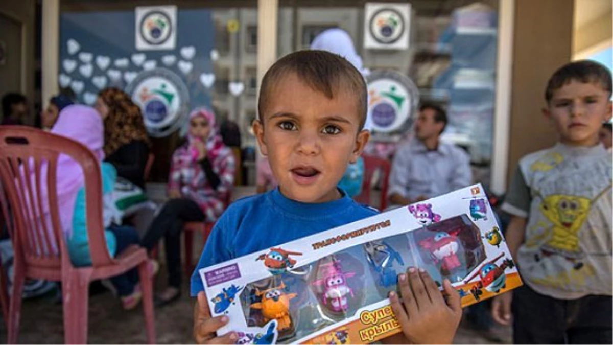Suriyeli Çocukların Kıyafet ve Oyuncak Sevinci