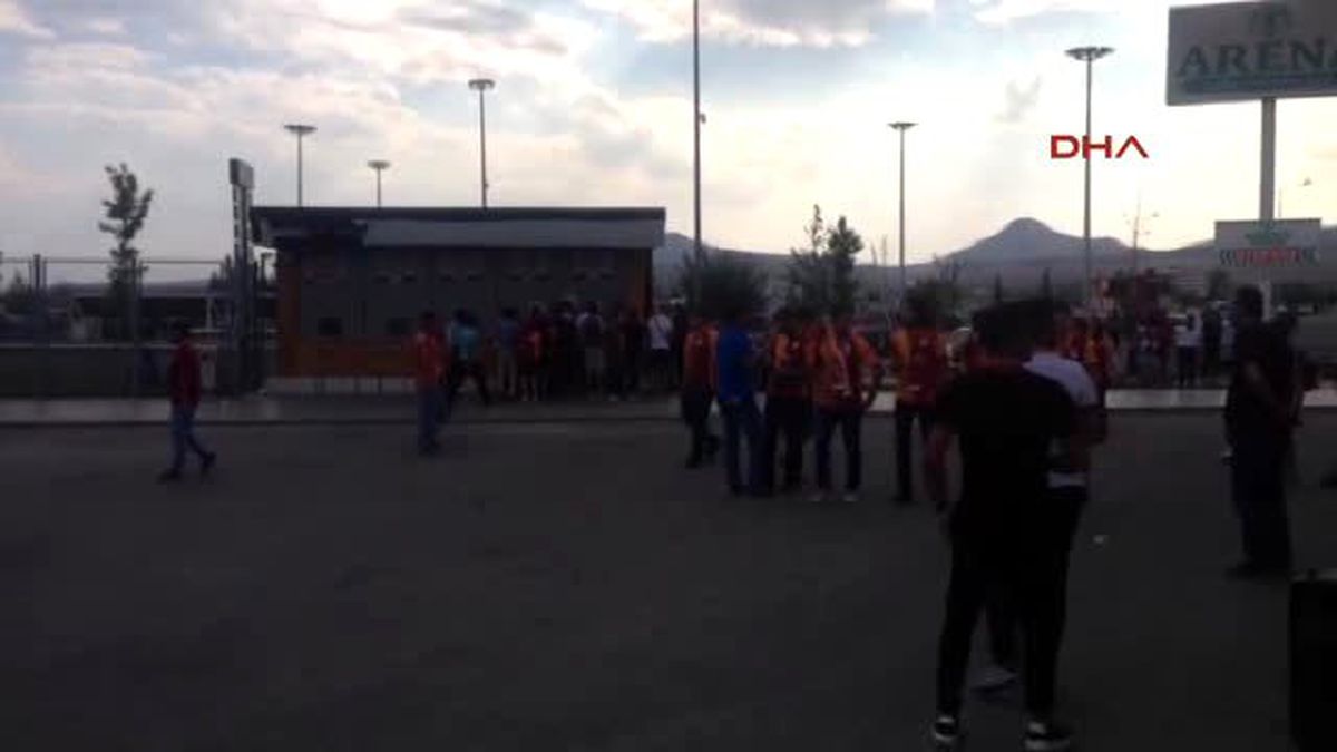 Taraftarlar Kol Kola Stada Gidiyor