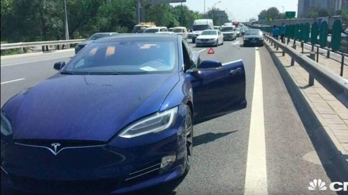 Tesla\'nın Autopilot\'u Yine Kaza Yaptı!