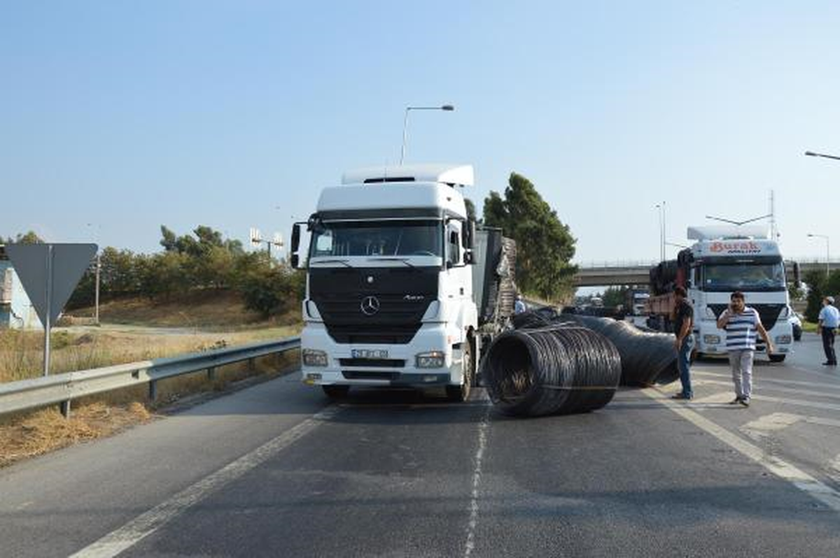 Viraja Hızlı Giren Tır\'ın Taşıdığı İnşaat Demirleri Yola Düştü