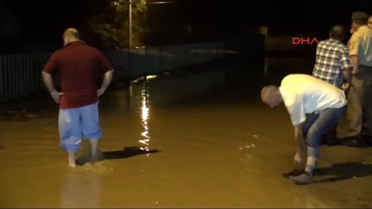 Zonguldak\'ta Sağanak Yağmur Etkili Oldu, Yollar Ulaşıma Kapandı