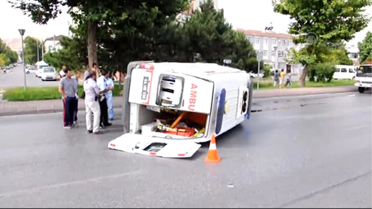 Ambulans ile Otomobil Çarpıştı: 5 Yaralı