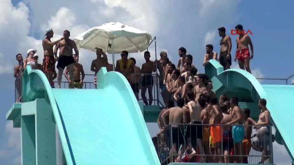 Antalya - 21 Metrelik Kaydıraktan Havuza Uçtular