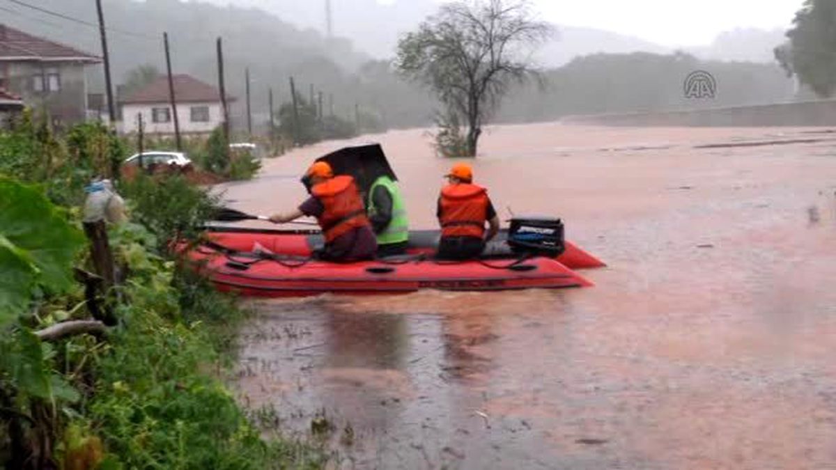 Selde Mahsur Kalan Vatandaşlar Helikopterle Kurtarıldı