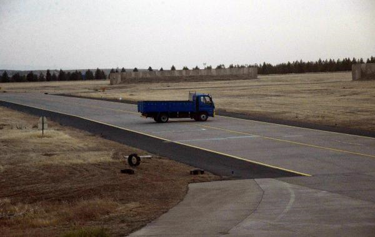 Diyarbakır'da İzinsiz Kalkış Olmasın Diye Uçak Pistlerine Araçlar Park Edilmiş