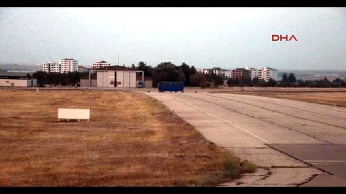 Diyarbakır\'da İzinsiz Kalkış Olmasın Diye Uçak Pistlerine Araçlar Park Edilmiş