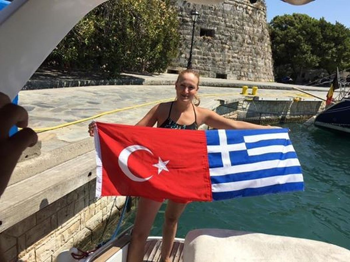 Dostluk\' İçin Yunan Adalarına Yüzerek Geçti