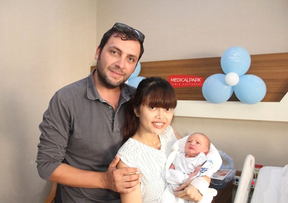 Endonezya'da Sıtmaya Yakalandı, Tedavi Olduğu Doktora Aşık Olup Evlendi