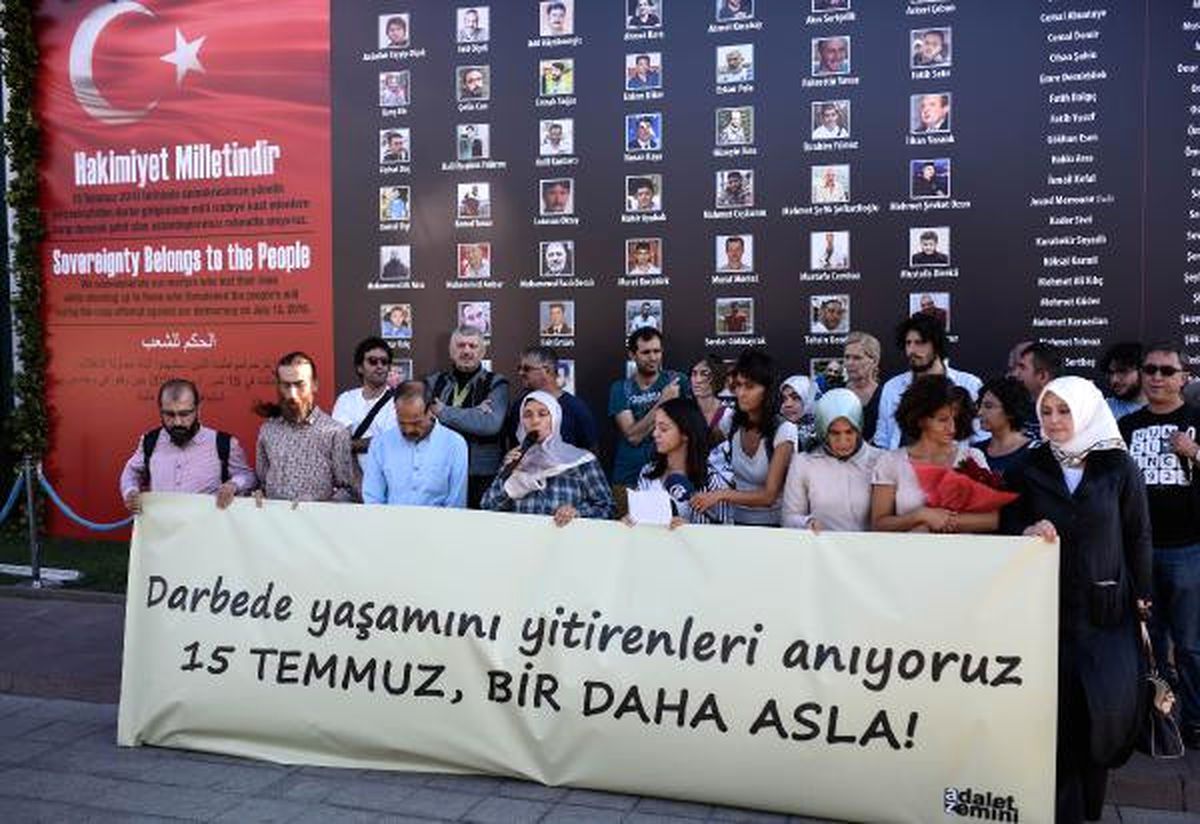 İstanbul Büyükşehir Belediyesi Önünde Darbe Girişimi Protestosu