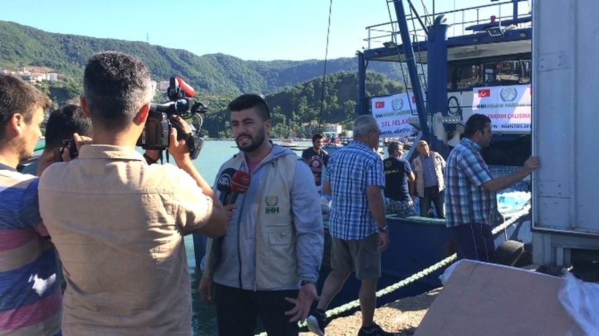 Karadan Ulaşılamayan Kurucaşile\'ye Tekne ile Yardım Gönderildi