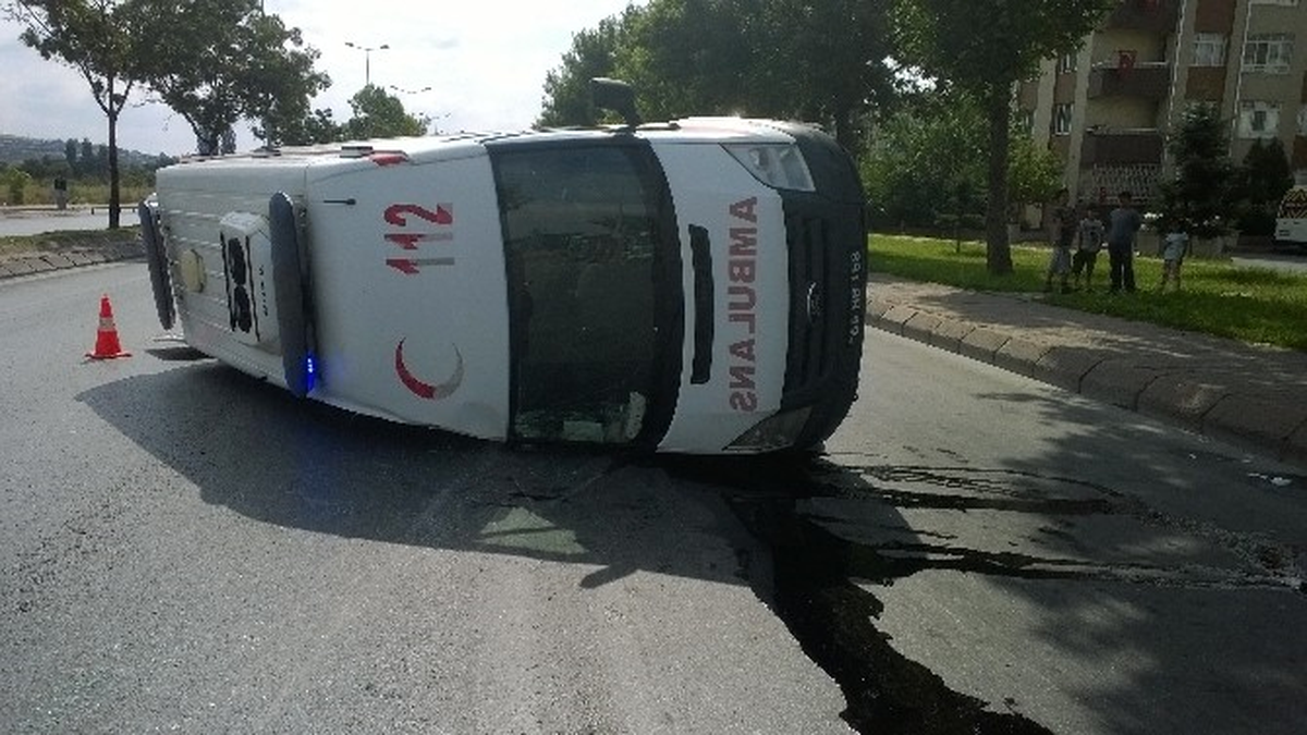 Kazaya Karışan Ambulans 90 Metre Sürüklendi