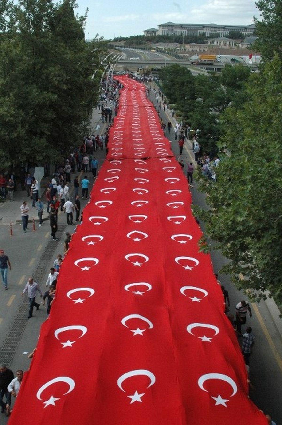 Külliye\'den AK Parti Binasına Dev Türk Bayrağı Açıldı