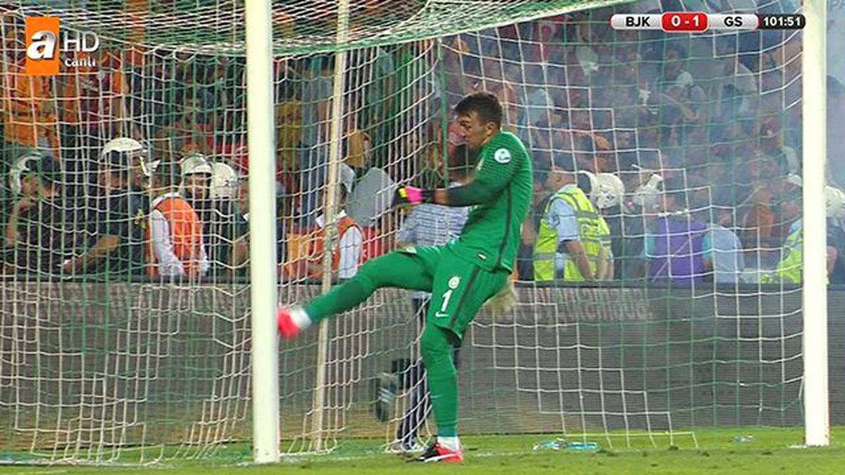 Muslera, Kendi Taraftarının Attığı Meşalelere Sinirlendi, Kramponunu Parçaladı