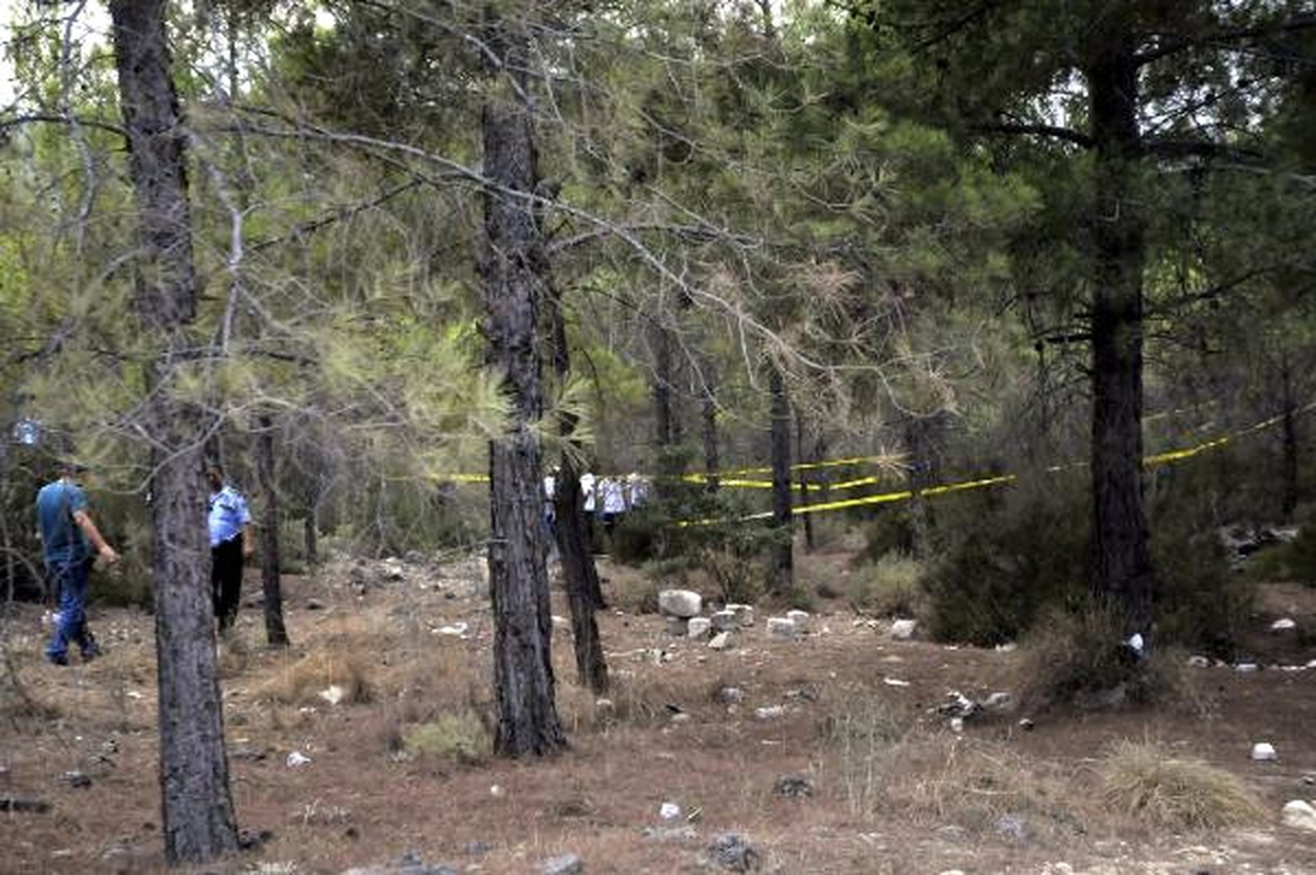Ormanlık Alanda, Boğazı Kesilmiş, Başı Taşla Ezilmiş Kadın Cesedi Bulundu