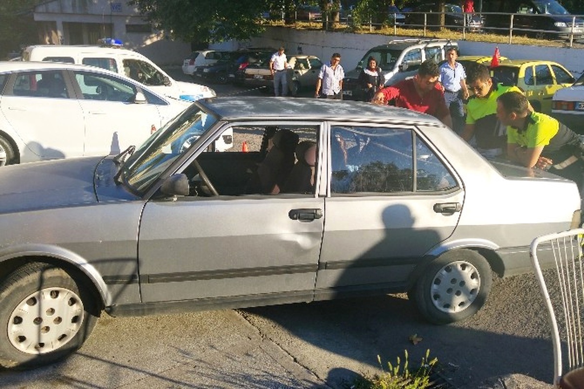 Otobüs ile Otomobilin Arasına Sıkışan Sürücü Yaralandı