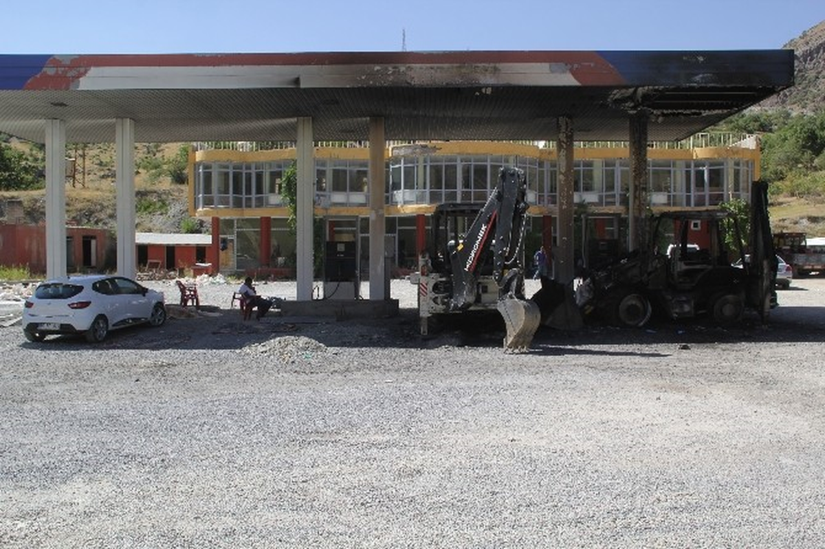 PKK\'lılar İş Makinelerini Ateşe Verdi