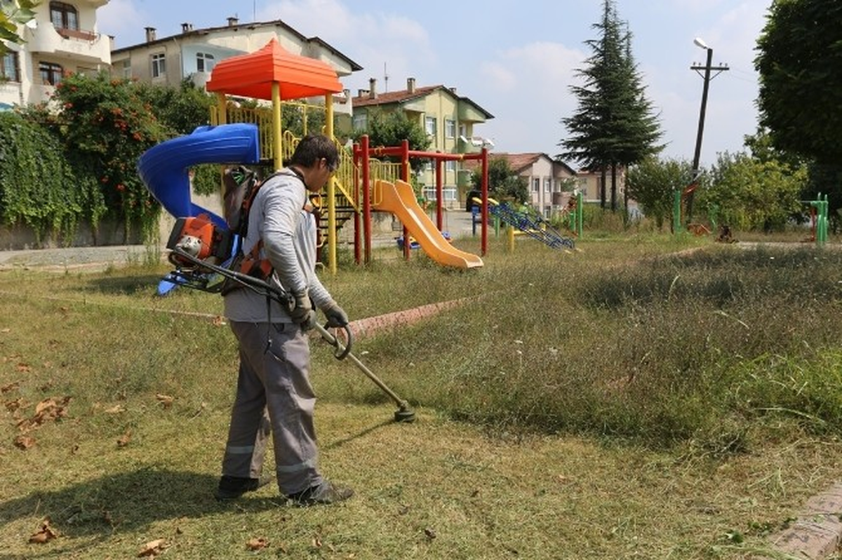 Serdivan\'da Parklar Temizleniyor