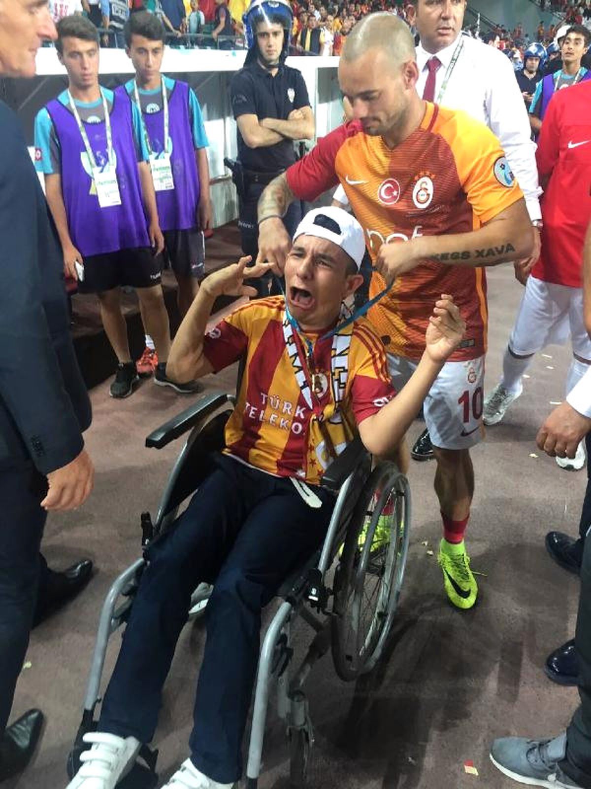 Wesley Sneijder\'den Anlamlı Hareket