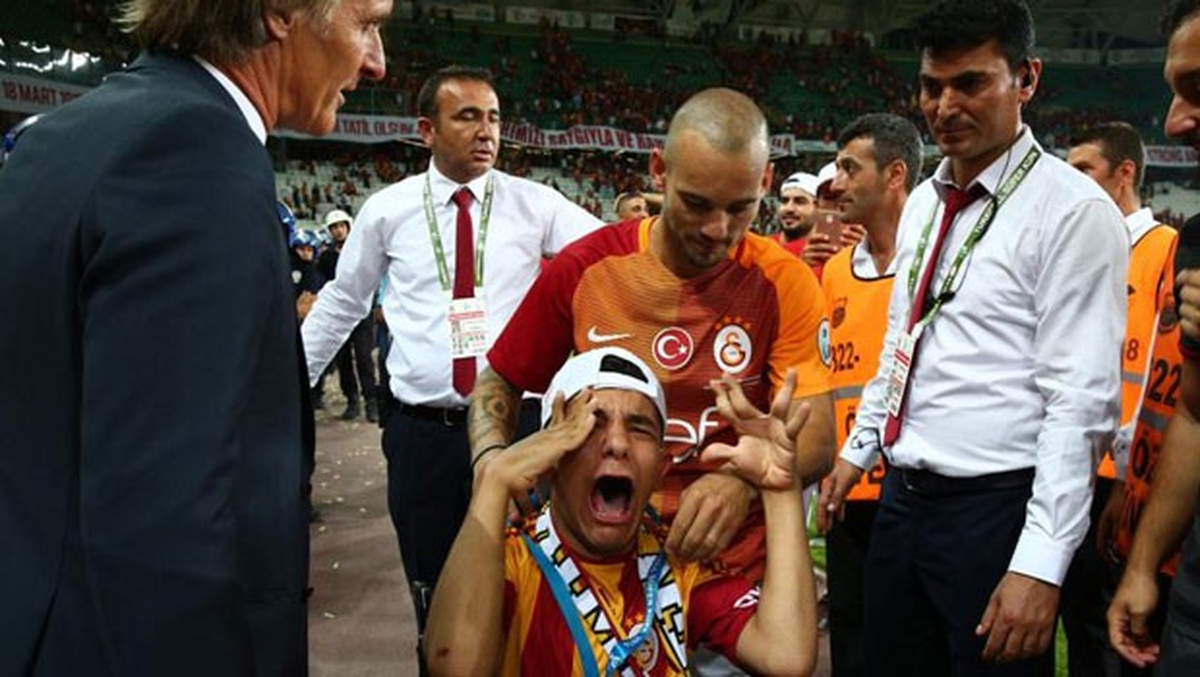 Wesley Sneijder\'den İnsanlık Dersi!