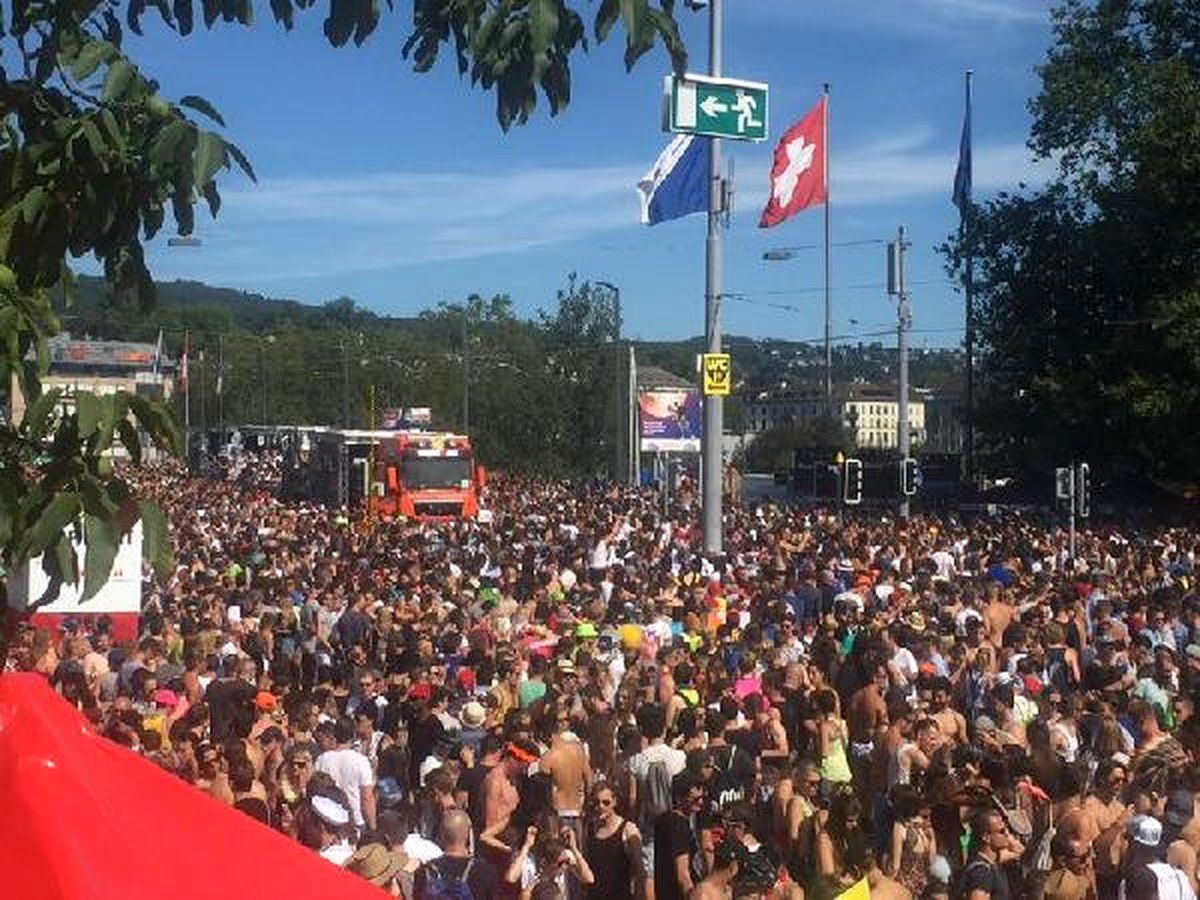 Zürih\'te Renkli Sokak Geçidi