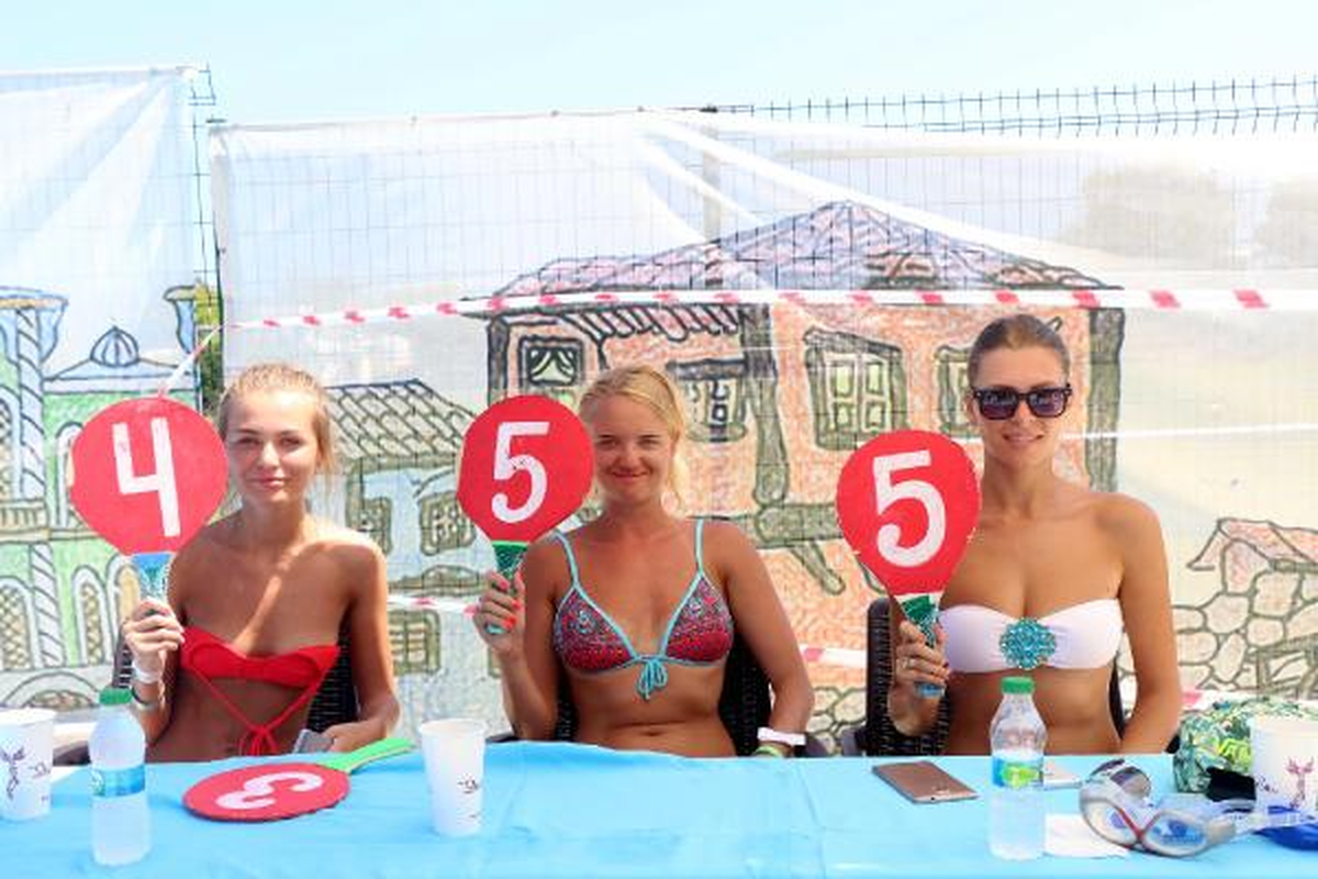 21 Metrelik Kaydıraktan Havuza Uçtular