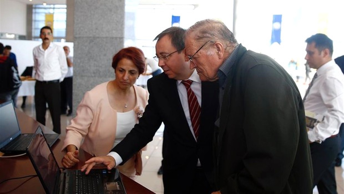 72 Yaşındaki Üniversitelinin Kaydını Rektör Yaptı