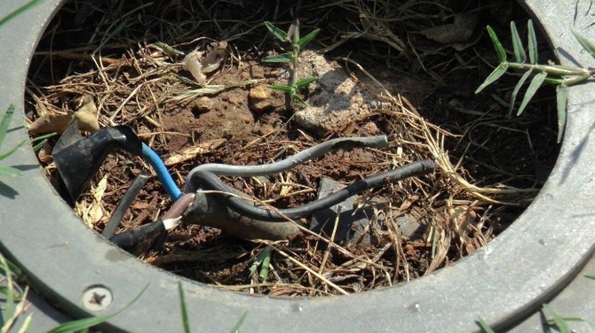 Açıktaki Elektrik Kabloları Tehlike Saçmaya Devam Ediyor