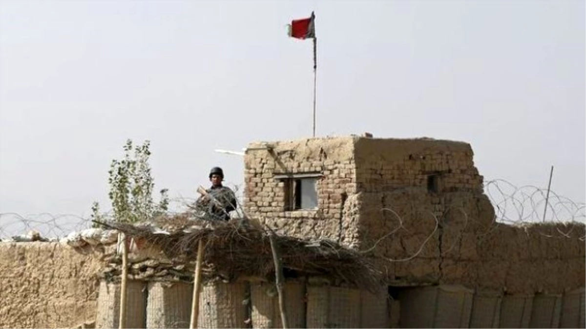 Afganistan\'da Taliban Bir İlçeyi Ele Geçirdi