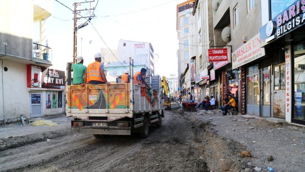 Ağrı Belediyesi Eşbaşkanı Sırrı Sakık çalışmaları inceledi