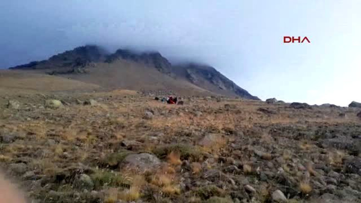 Aksaray 20 Metre Yükseklikten Düşen Dağcı, Dağda Mahsur Kaldı