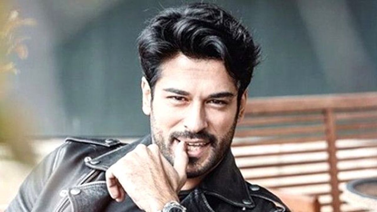 Burak Özçivit Plaj Pozu Paylaştı