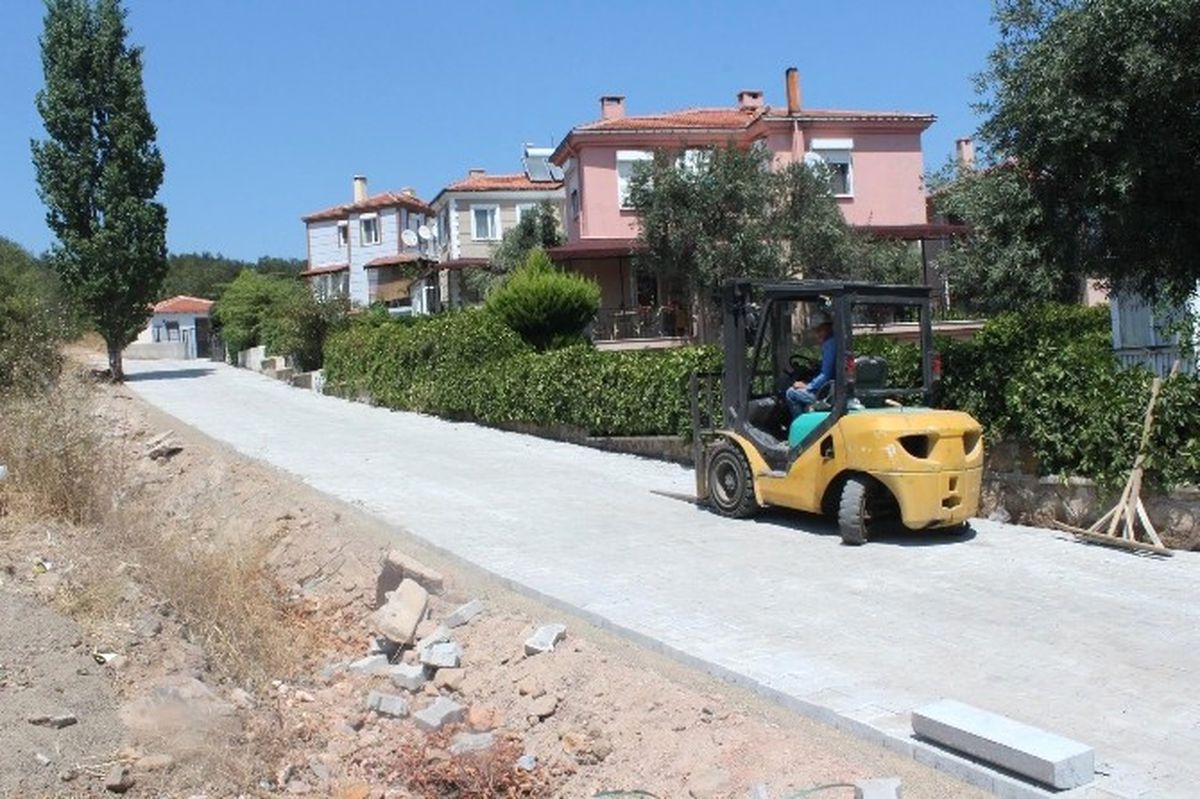 Cunda Adası\'nda Parke Döşeme İşlemi Devam Ediyor
