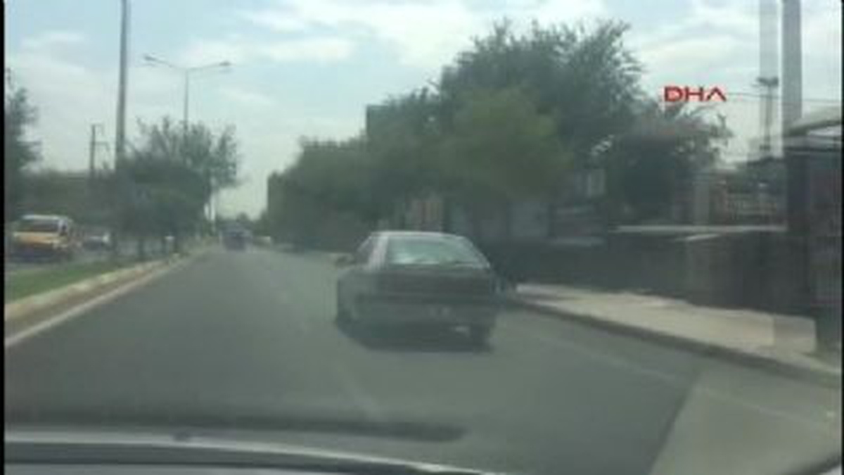 Diyarbakır\'da Bölge Trafik Müdürlüğü Yakınında Patlama (1)