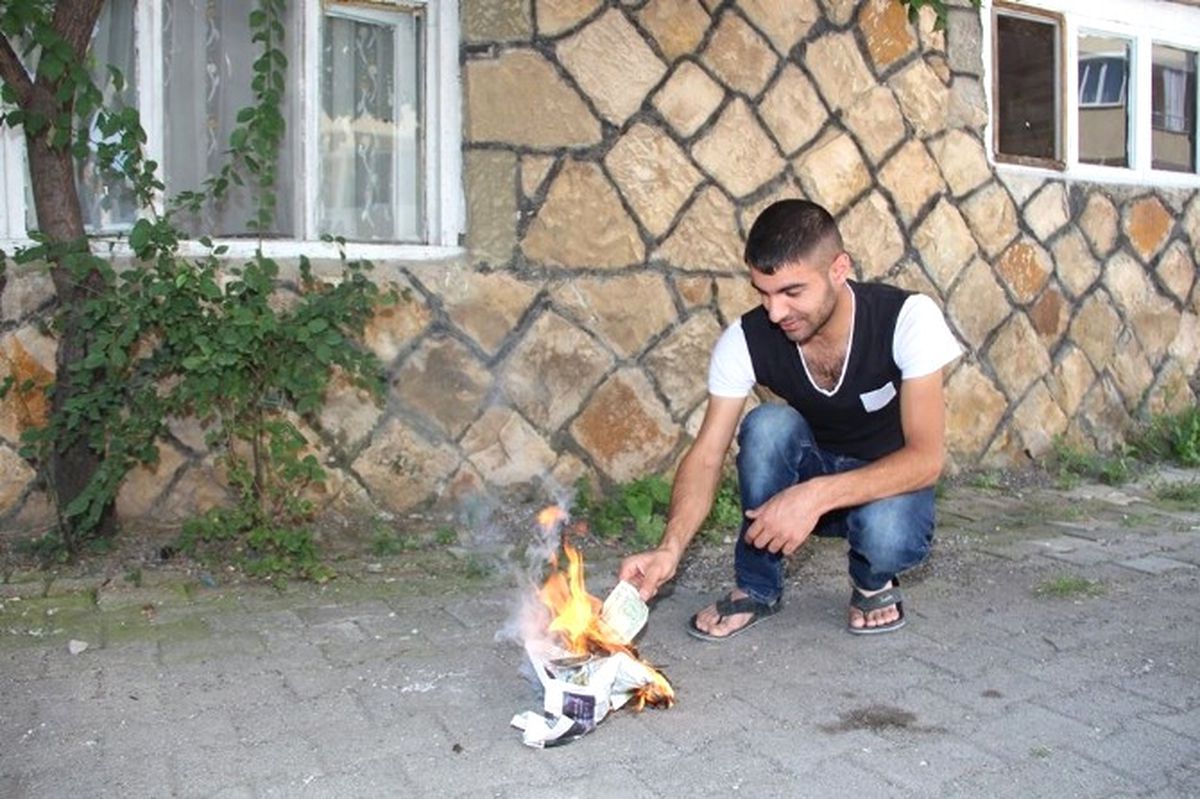 Düğünde Aldığı 1 Dolar Bahşişleri Yaktı