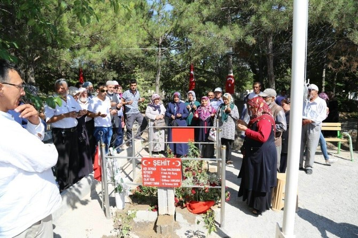 Ereğli Belediyesi Şehit Ömer Halisdemir\'in Kabrine Otobüs Kaldırdı