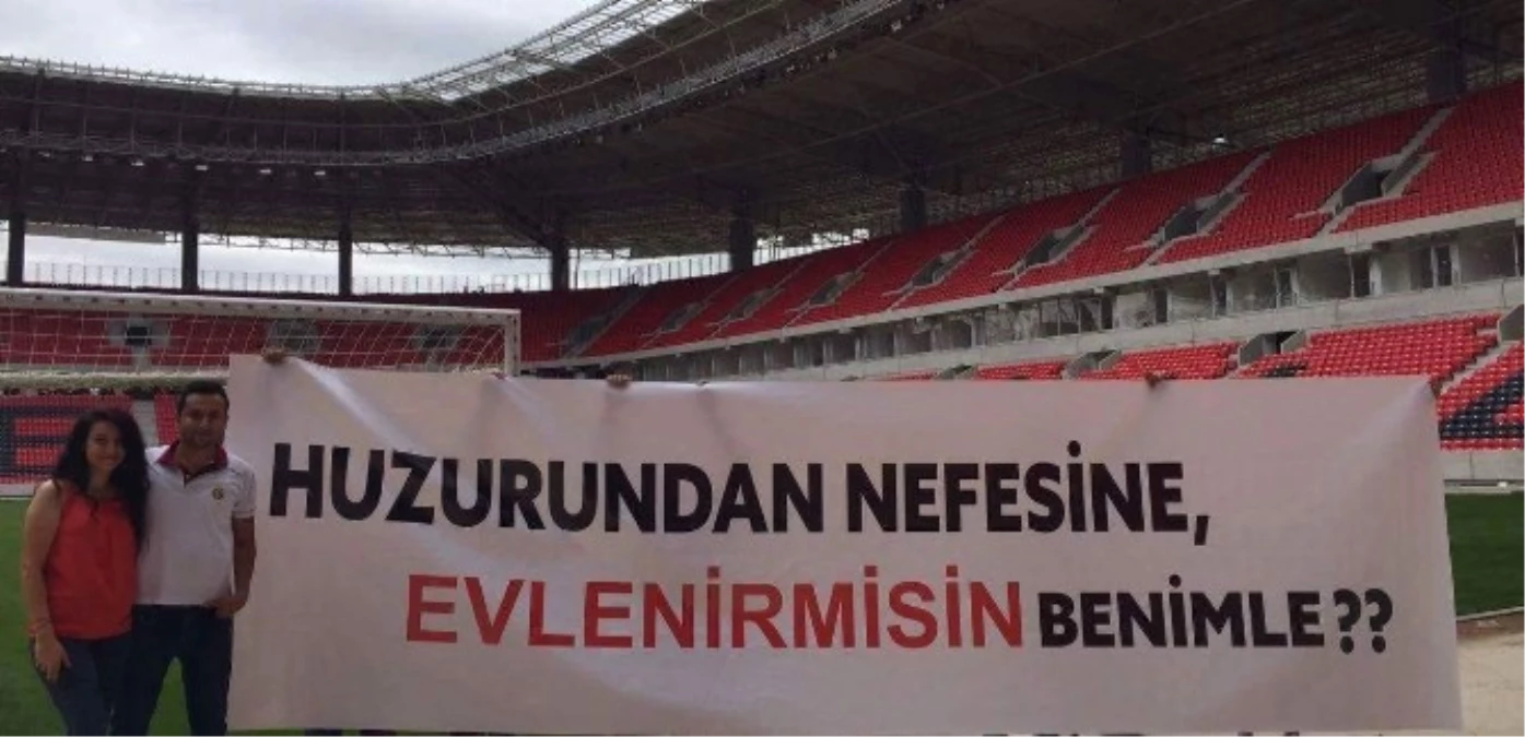 Eskişehirspor\'un Yeni Stadyumunda İlk Evlilik Teklifi Yapıldı