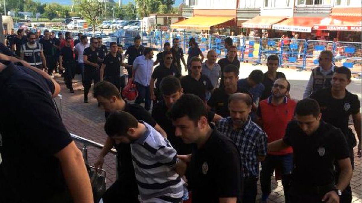 Fetö\'nün Emniyet Yapılanmasında Polis Müdürleri Adliyeye Sevk Edildi (2)