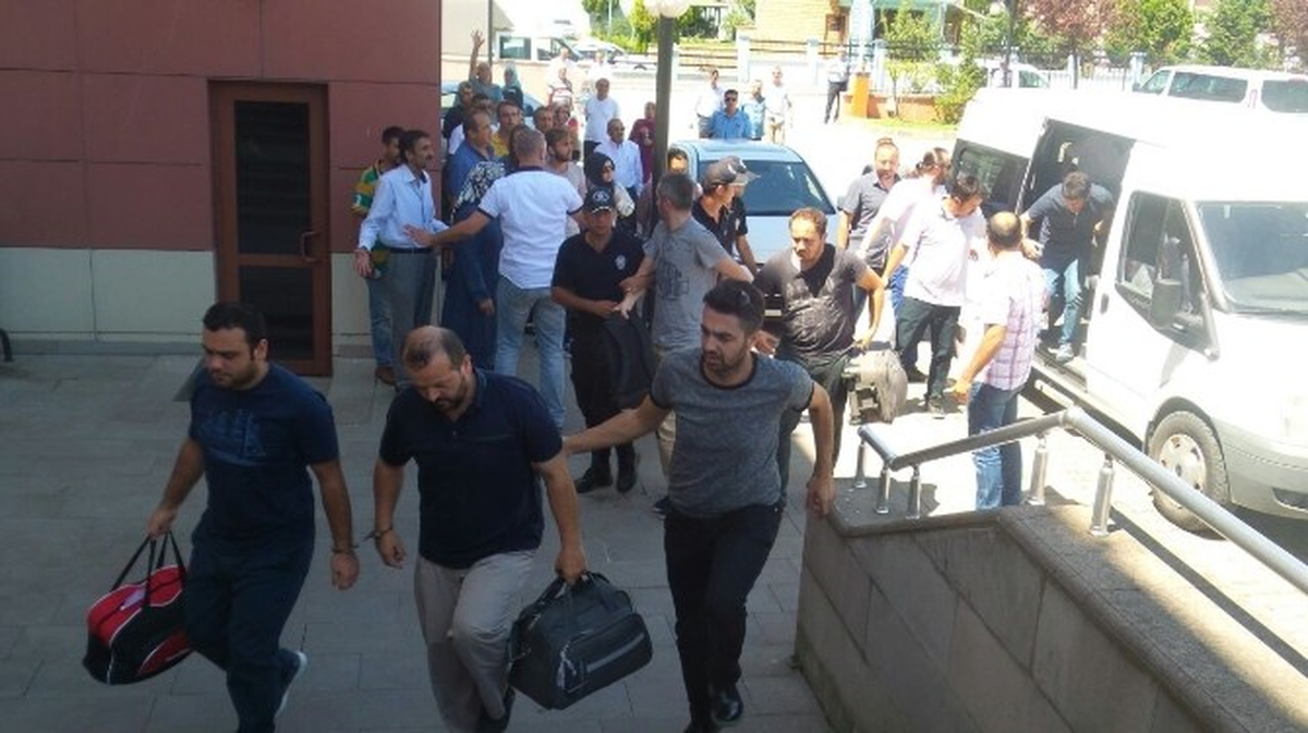 Fetö/pdy\'den Gözaltına Alınan Gardiyan ve Hakimler Adliyede