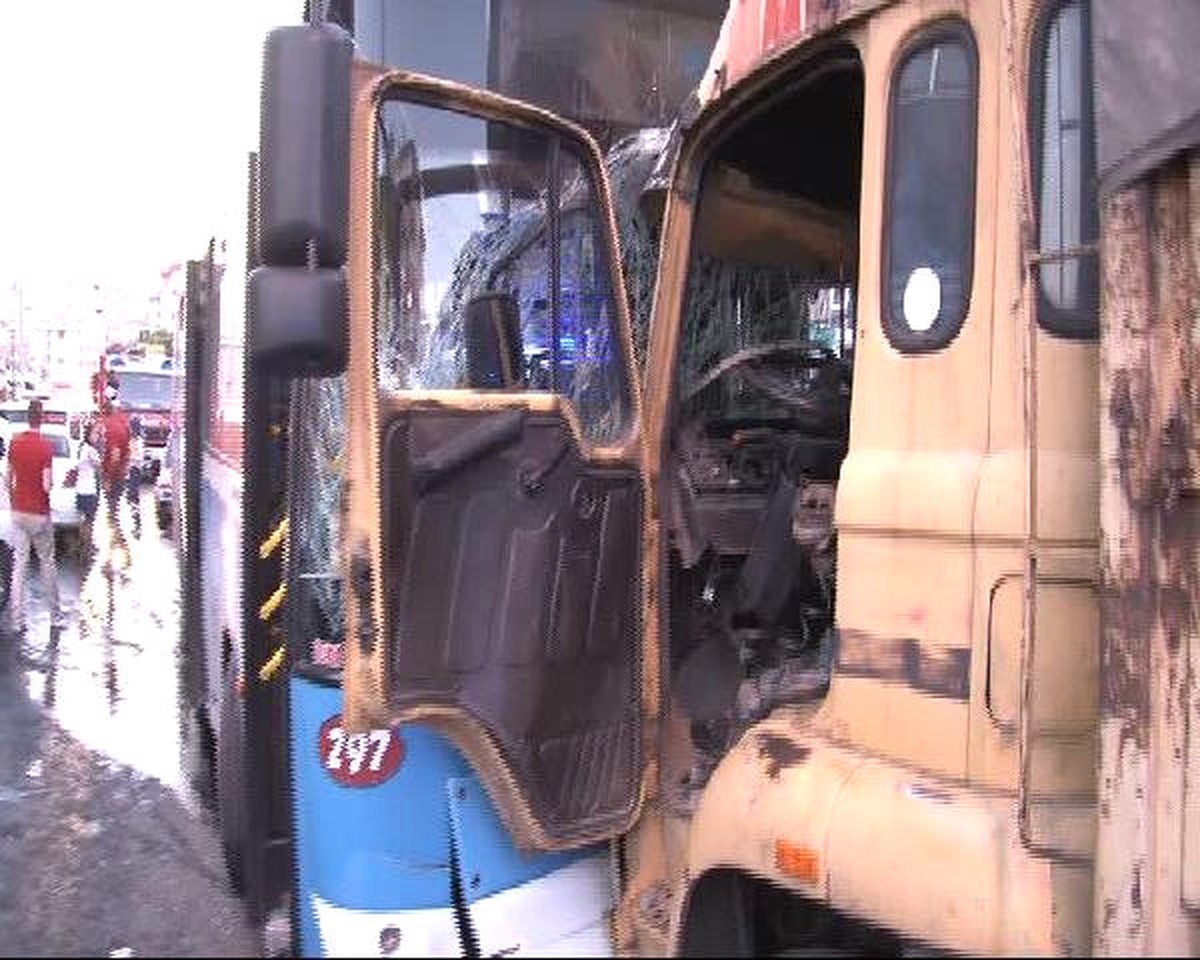 Freni Boşalan Kamyon, Önce Otomobillere Sonra Halk Otobüsüne Çarptı; 9 Yaralı