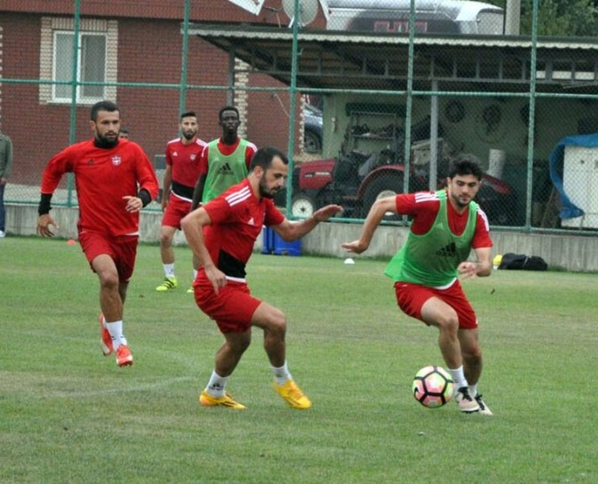 Gaziantepspor\'da Kampın Yıldızı İlhan Parlak Oldu