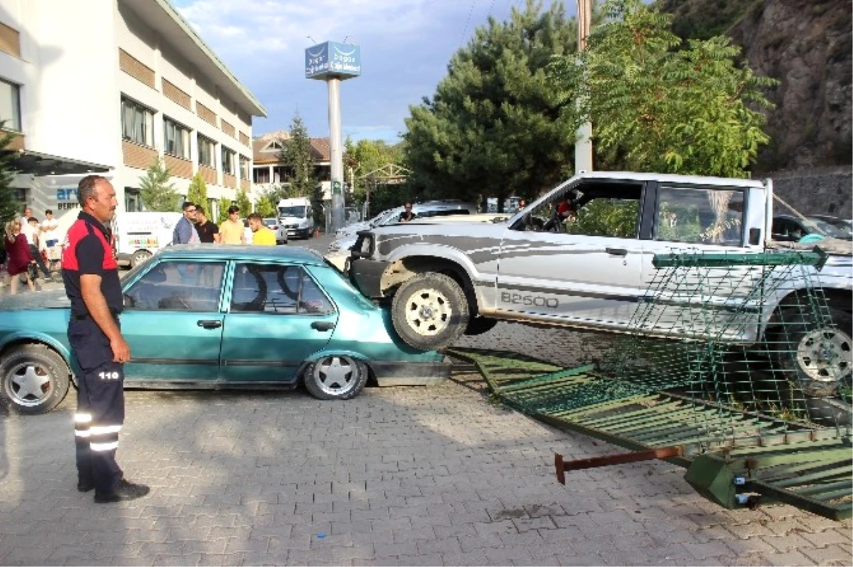 Gümüşhane\'de Trafik Kazası: 3 Yaralı