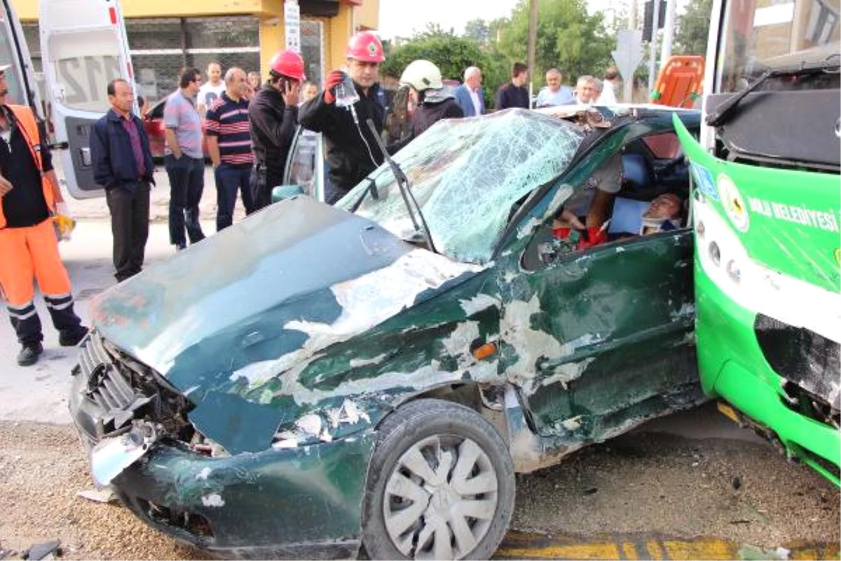 Halk Otobüsü ile Otomobil Çarpıştı: 5 Yaralı