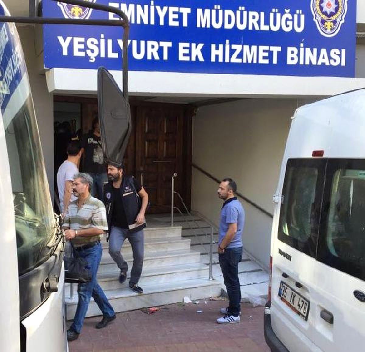 İzmir\'de 37\'si Polis 44 Şüpheli Adliyeye Sevk Edildi