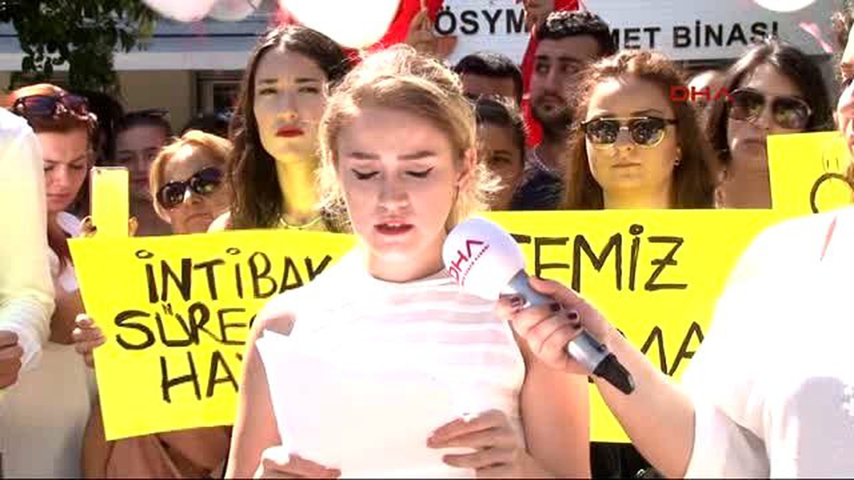 İzmir Fetö Soruşturmasında Üniversiteleri Kapanan Öğrencilerden, Balonlu Eylem