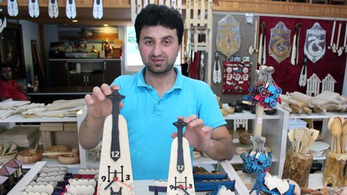 Karadenizli Ustanın Tersine Çalışan Saati İlgi Görüyor